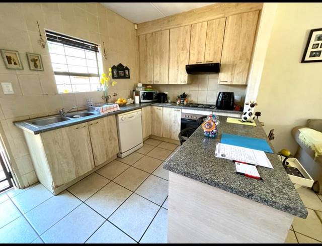 3 BEDROOM TOWNHOUSE FOR SALE IN SUGAR BUSH ESTATE